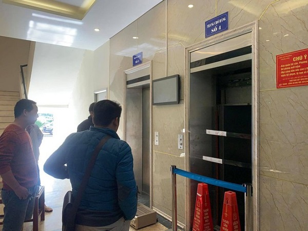 Thang máy tại chung cư B10A được niêm phong để phục vụ điều tra.Thang máy tại chung cư B10A được niêm phong để phục vụ điều tra.