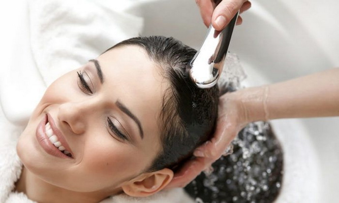 Để bảo vệ tóc, nên gội đầu với nước hơi ấm và xả bằng nước lạnh.
