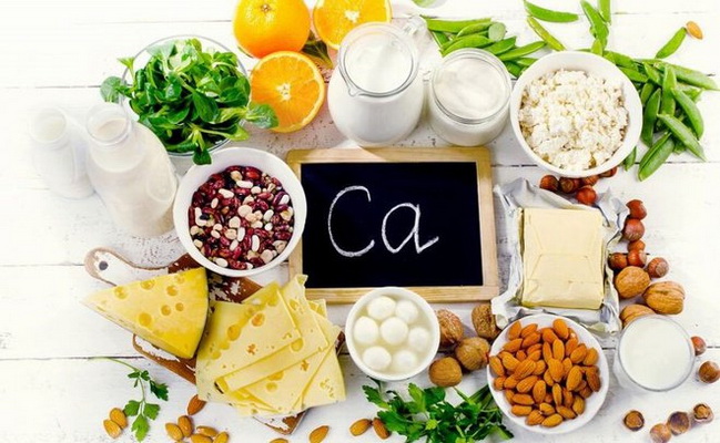 Nên chú ý tới các thực phẩm giàu canxi trong bữa ăn.
