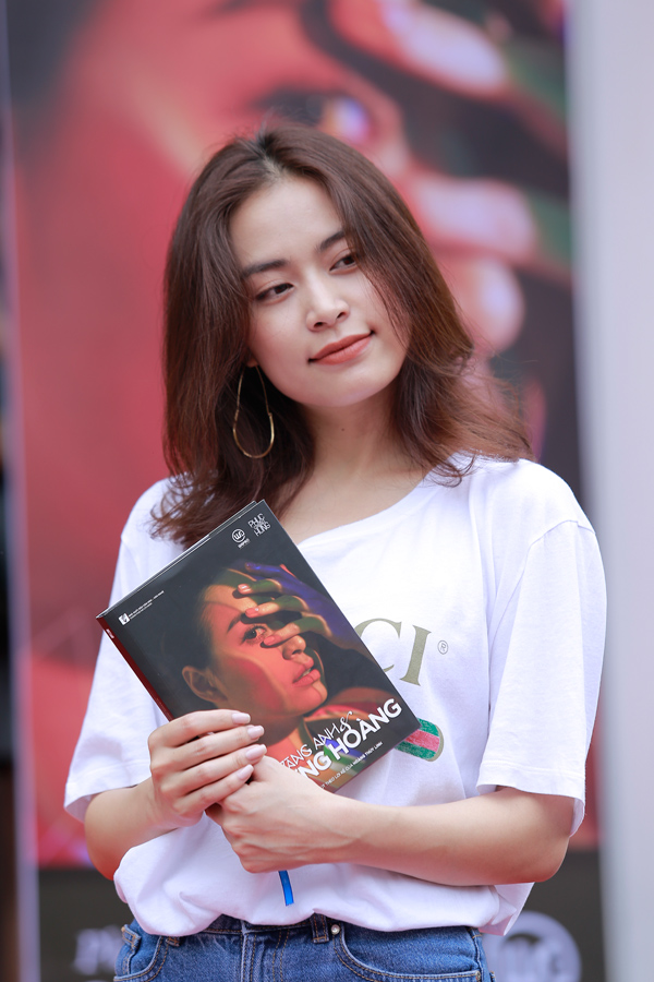 Nghệ sĩ viết sách thường nhận về những phán xét và suy nghĩ đa chiều của độc giả.
