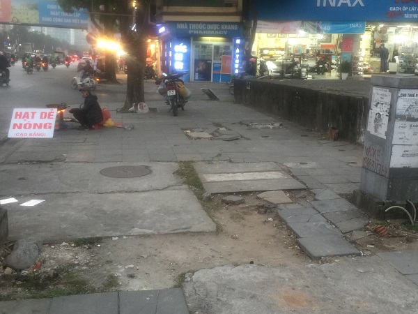 Vỉa hè trên nhiều tuyến phố Hà Nội bị bong tróc các lớp đá lát.