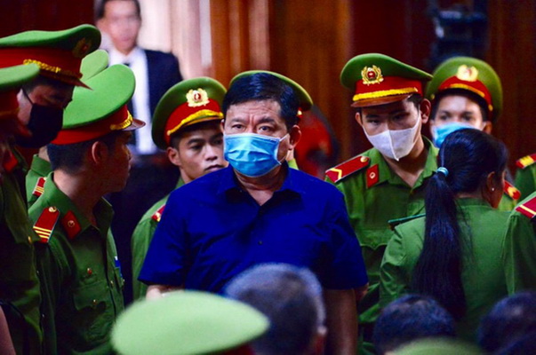 Bị cáo Đinh La Thăng đến tòa sáng 14/12.