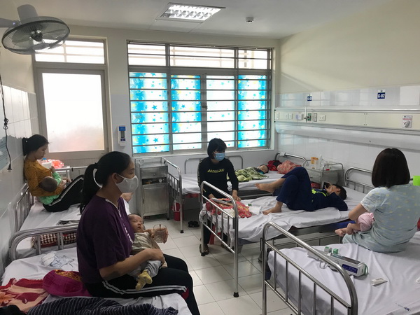 Điều trị cho trẻ mắc cúm tại BV Nhi TW.