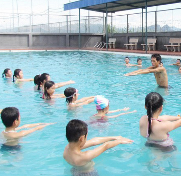 Rèn luyện kỹ năng bơi phòng tránh đuối nước cho trẻ.