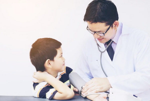 Tăng huyết áp ở trẻ thường không có triệu chứng, cần kiểm tra huyết áp thường xuyên để phát hiện sớm bệnh.
