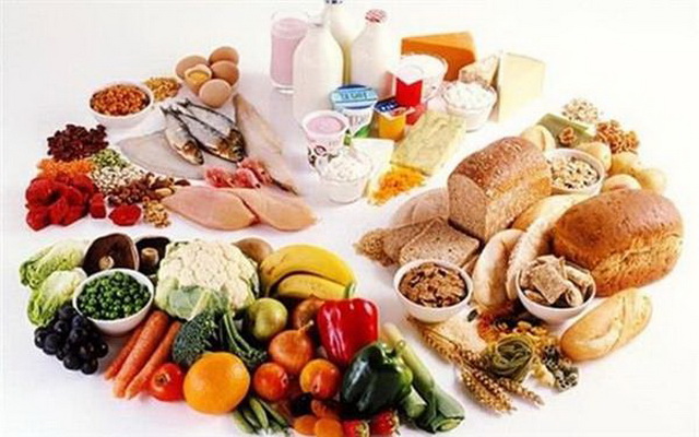 Để tăng sức đề kháng cho bé, cần xây dựng thực đơn đảm bảo đủ chất dinh dưỡng.