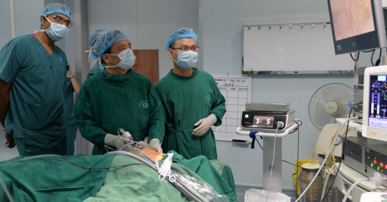 Bác sĩ “ngoại” đến BV Nội tiết TW học nghề phẫu thuật nội soi tuyến giáp của PGS.TS. Trần Ngọc Lương- Giám đốc BV.