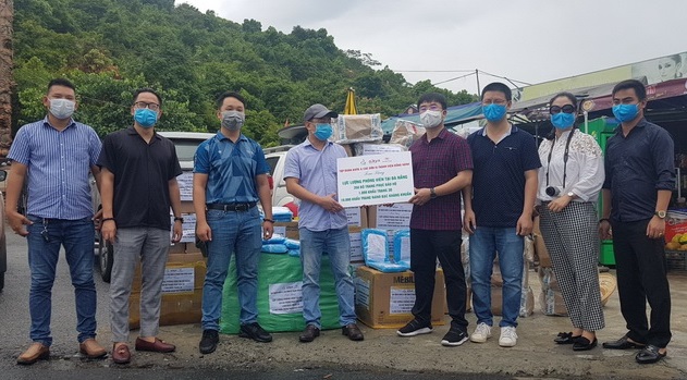 Đoàn TV.Pharm vượt Hải Vân Quan viện trợ trang thiết bị bảo hộ y tế cho đại diện các phóng viên báo chí Đà Nẵng.