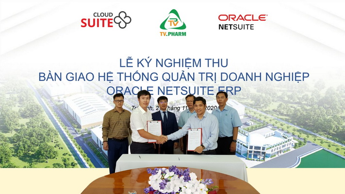 Ông Hà Ngọc Sơn - Chủ tịch Hội đồng quản trị Công ty Dược phẩm TV.Pharm (đứng giữa) chứng kiến lễ ký kết.
