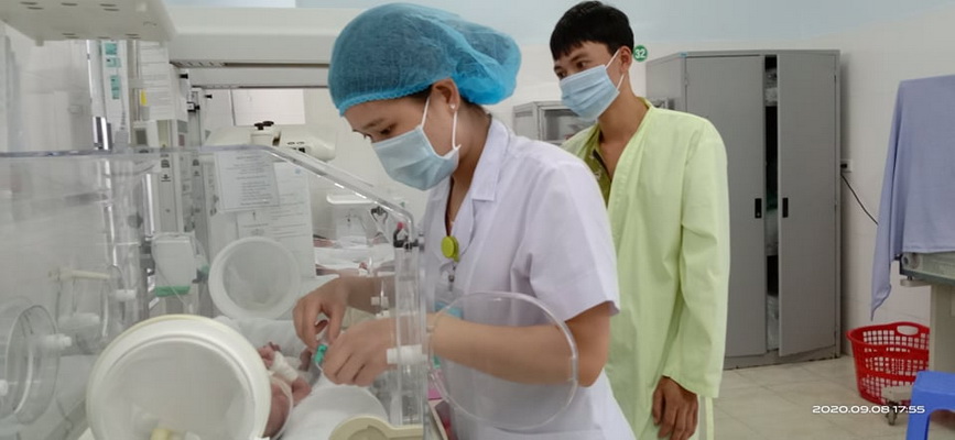 Chăm sóc trẻ sinh non tại Đơn nguyên Sơ sinh BVĐK Mộc Châu.
