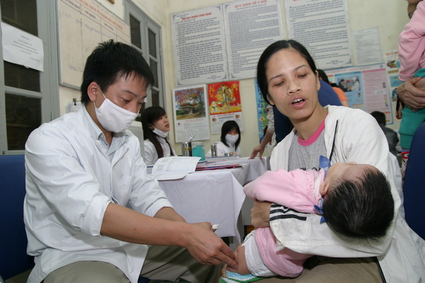 Để đảm bảo sức khỏe của trẻ, các bà mẹ cần theo dõi trẻ sau tiêm chủng.  Ảnh: Trần Minh