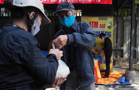 Yêu thương có ở những cây ATM gạo cho những người yếu thế trong mùa dịch. Ảnh: Tuấn Anh