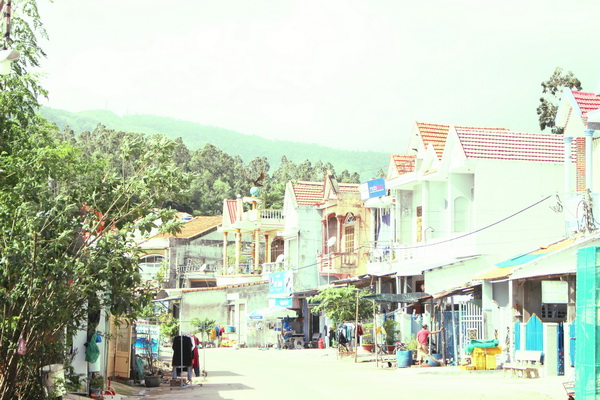 Nhờ cá bè, nhiều gia đình xây được nhà lầu.