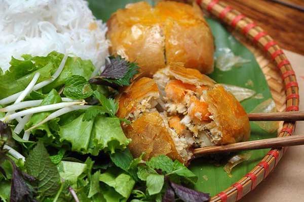 Nem cua bể cũng là món ăn đặc trưng đất Cảng.