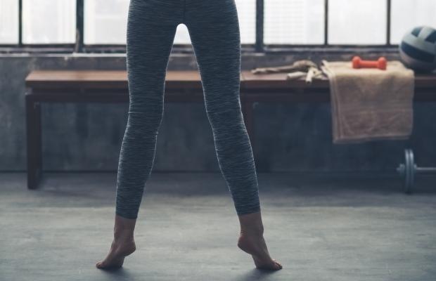 Tập đứng nhón gót kiễng chân bất cứ lúc nào và bất cứ đâu.