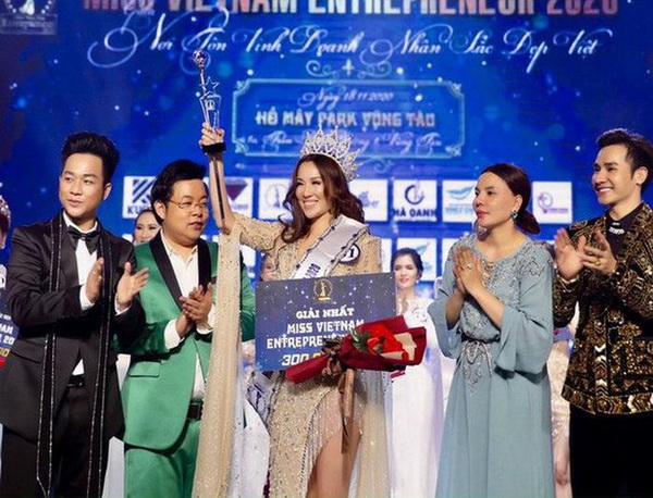 Bà Q.H.L (đứng giữa) vừa tố cáo Ban tổ chức cuộc thi Hoa hậu doanh nhân sắc đẹp Việt 2020 có hành vi vi phạm pháp luật.