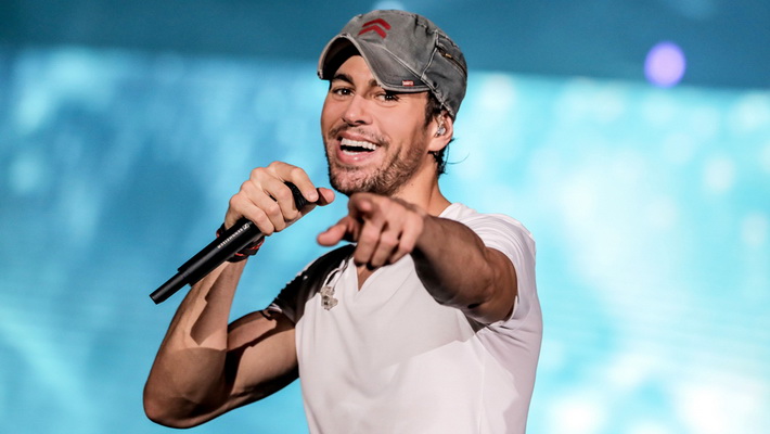 Enrique Iglesias trên sàn diễn.