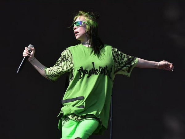 Billie Eilish u buồn trong trang phục khác thường trên sàn diễn.