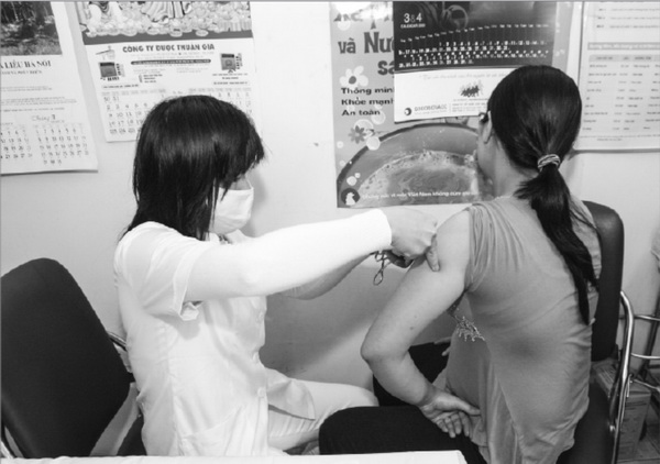 Phụ nữ trước khi mang thai nên tiêm phòng để an toàn cho mẹ và trẻ. Ảnh: TM