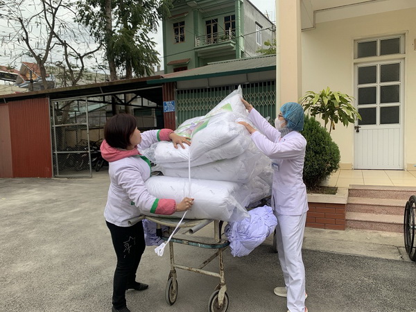 Bổ sung thêm chăn ấm cho các giường bệnh tại BVĐK tỉnh Cao Bằng.