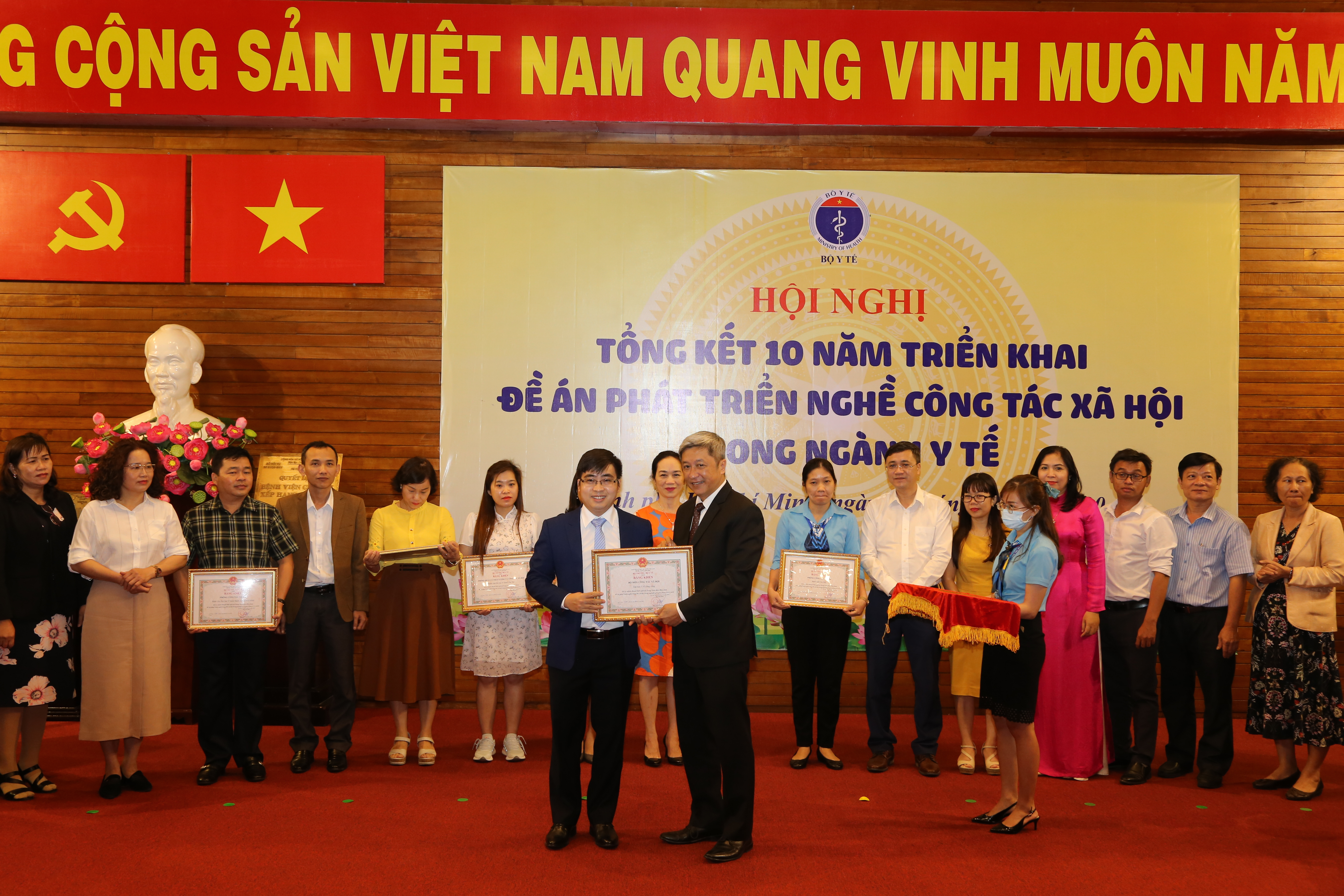 Tập thể Bộ môn Công tác xã hội và TS. Phạm Tiến Nam nhận bằng khen của Bộ trưởng Bộ Y tế.