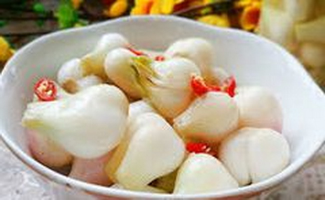 Củ hành muối tác dụng tiêu thực, ôn trung, giải uất.