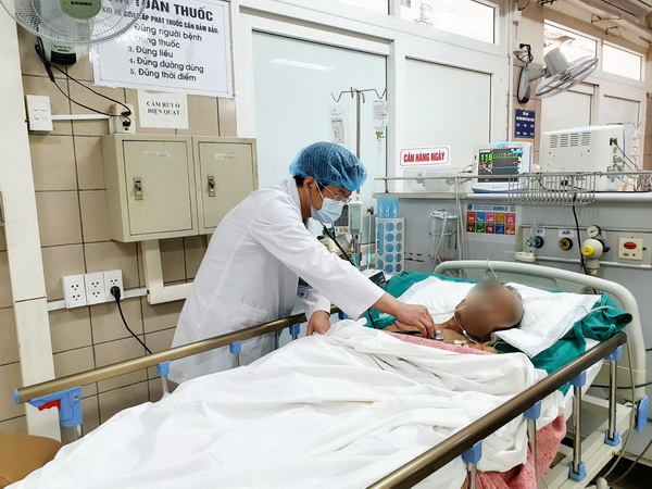 Bệnh nhân ngộ độc tinh dầu quế được điều trị tại Khoa Chống độc, BV Bạch Mai.