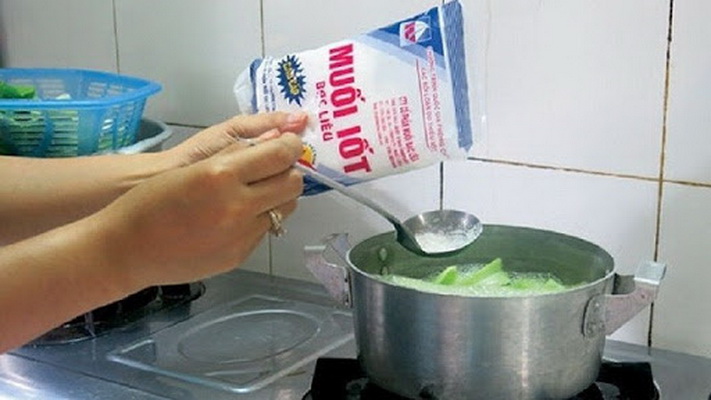Nên sử dụng muối iốt trong bữa ăn hàng ngày để cung cấp đủ lượng iốt cần thiết cho cơ thể.