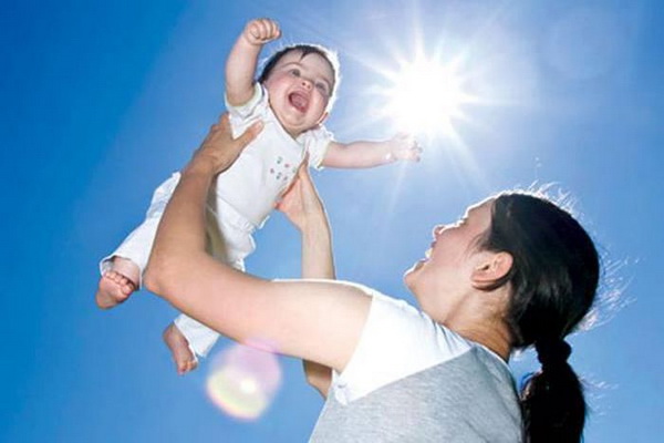 Để phòng tránh trẻ bị còi xương, cần cho trẻ tắm nắng hàng ngày.