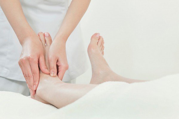 Thực hiện các động tác massage cho đôi bàn chân để cải thiện tình trạng phù chân khi mang thai.