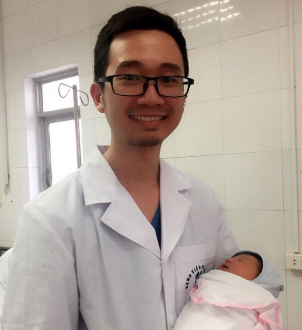 ThS. BS. Vương Vũ Việt Hà và bé gái ra đời nhờ áp dụng kỹ thuật đông lạnh trứng tại Bệnh viện Bưu điện.