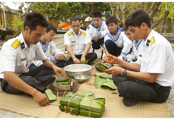 Chuẩn bị đón Tết trên đảo.