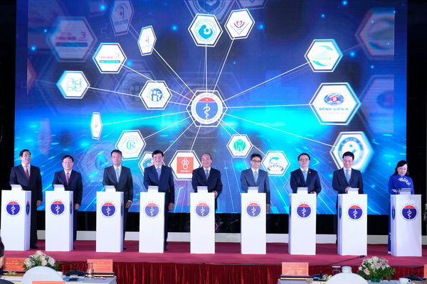Thủ tướng Nguyễn Xuân Phúc và các đại biểu thực hiện nghi thức nhấn nút khánh thành kết nối 1.000 cơ sở khám chữa bệnh từ xa.    Ảnh: Trần Minh