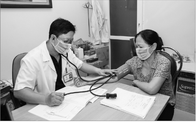 Nên khám sức khỏe định kỳ và kiểm tra huyết áp thường xuyên để phòng bệnh tăng huyết áp. Ảnh: TM