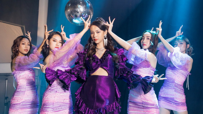 Với MV Cắm sừng ai đừng cắm sừng em, Phí Phương Anh nhanh chóng trở thảm họa âm nhạc mới của showbiz Việt.