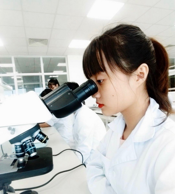 Kỹ thuật viên xét nghiệm tại cơ sở y tế. (Nguồn: Trung tâm Xét nghiệm - Trường Đại học Y tế công cộng).