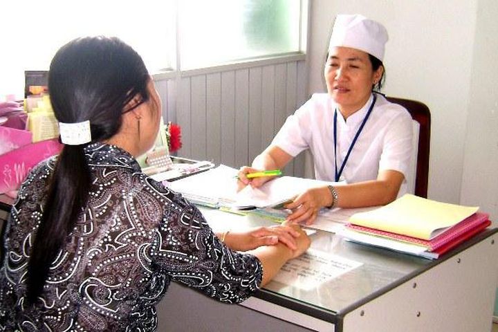 Khám và tư vấn sức khỏe sinh sản cho chị em tuổi sinh đẻ.