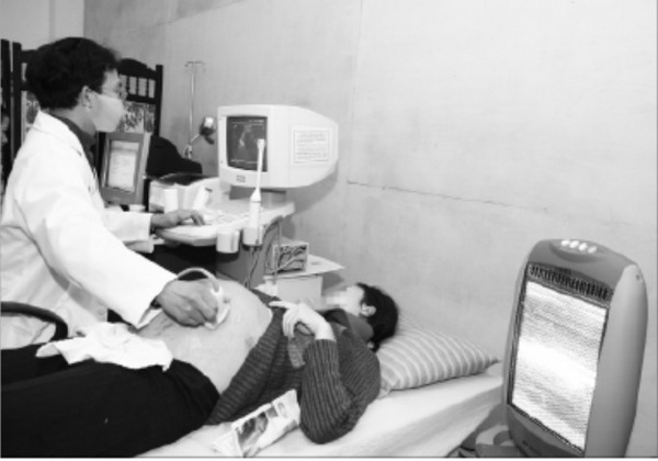 Bà bầu nên đi khám thai định kỳ. Ảnh: TM