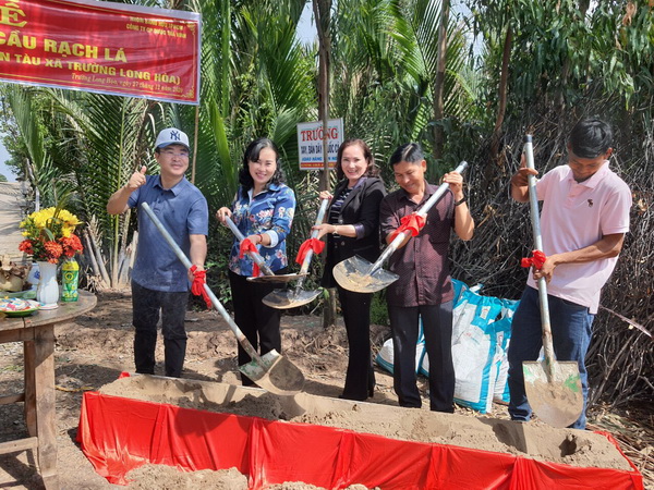 Ông Hà Ngọc Sơn (bìa trái) tại Lễ khởi công xây dựng cây cầu Rạch Lá, xã Trường Long Hòa, huyện Duyên Hải, tỉnh Trà Vinh. Theo kế hoạch, cầu Rạch Lá sẽ hoàn thành trước Tết Tân Sửu 2021, nối những bờ vui, giúp bà con đi lại thuận tiện và các cháu học sinh ngày ngày đến trường an toàn.