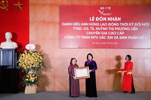 Phó Chủ tịch nước Đặng Thị Ngọc Thịnh trao bằng Anh hùng Lao động cho GS.TS. Huỳnh Thị Phương Liên. Ảnh: T. Minh 