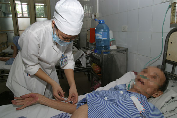 Điều trị cho bệnh nhân lao tại Bệnh viện Phổi Trung ương. Ảnh: Trần Minh