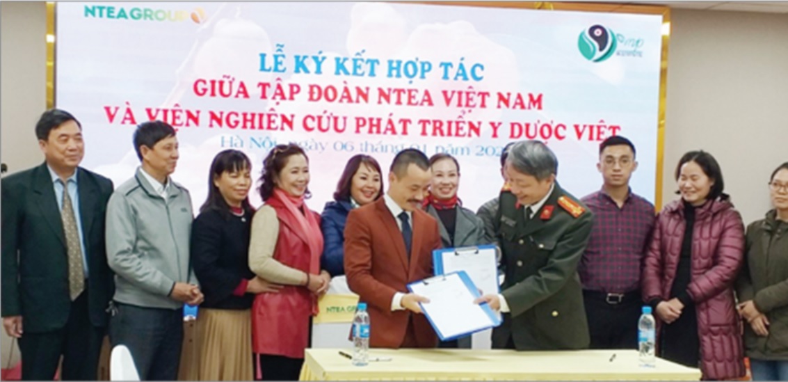 Đại tá, Phó Giáo sư, bác sĩ Nguyễn Tuấn Bình vùng đại diện Tập đoàn NTea ký kết thỏa thuận hợp tác phát triển dòng sản phẩm Trà hữu cơ.