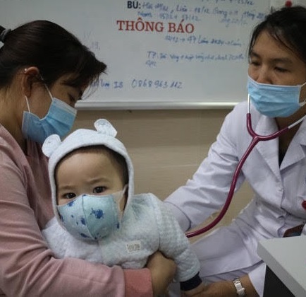 Khi có dấu hiệu cúm nặng, cần đưa trẻ đi khám.