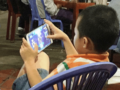 Học sinh lệ thuộc điện thoại: Nhận biết sớm và 5 cách giảm thời gian màn hình - Ảnh 3.