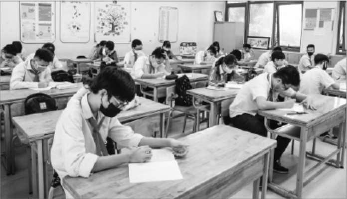 Trẻ cần đeo khẩu trang và ngồi giãn cách trong lớp học. Ảnh: Tuấn Anh