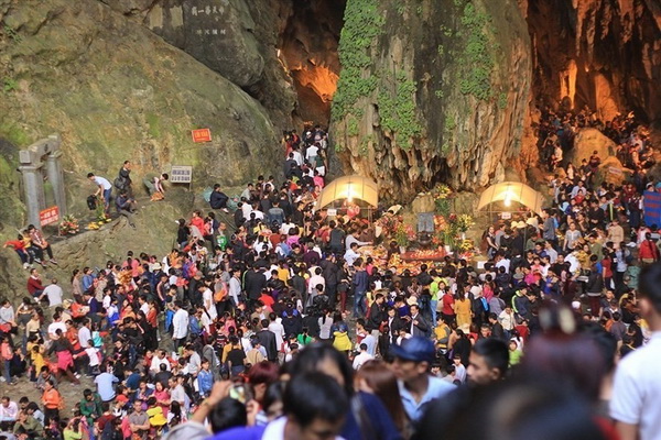 Chùa Hương mỗi ngày đón hàng vạn du khách.