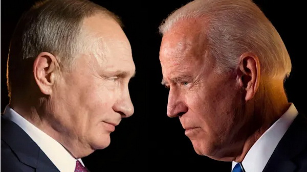 Tổng thống Nga Vladimir Putin (trái) và Tổng thống Mỹ Joe Biden sau gặp mặt.
