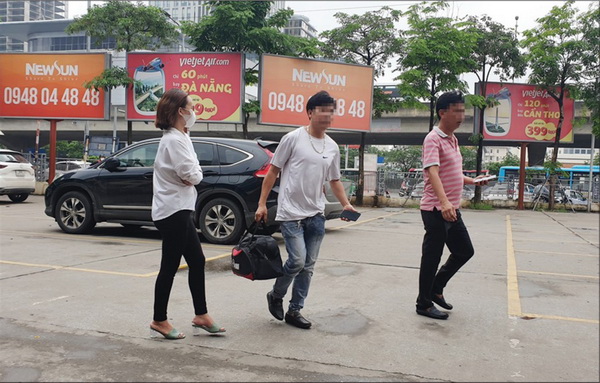 Nhiều người dân thờ ơ, không đeo khẩu trang tại bến xe.