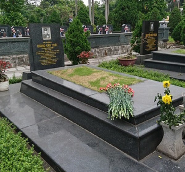 Tác giả đặt lên mộ Đại tướng Hoàng Văn Thái bó hoa cẩm chướng đỏ - biểu tượng của Cách mạng và Đấu tranh ở Liên Xô.
