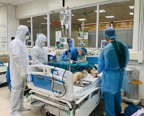 Bác sĩ Bệnh viện Bệnh Nhiệt đới Trung ương - những chiến sĩ áo trắng nơi tuyến đầu chống dịch Covid-19. Ảnh: TTXVN